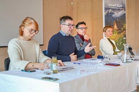V Medgeneracijskem centru Vezenine Bled je potekala novinarska konferenca &scaron;tirih turističnih destinacij, ki so združene v Skupnost Julijskih Alp. Od leve proti desni: Mojca Mežek (Kranjska Gora), Klemen Langus (Bohinj), Blaž Veber (Bled) in Blanka Gra&scaron;ič (Radovljica). / Foto: Tina Dokl