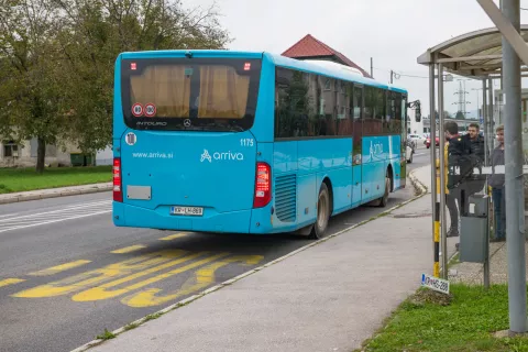 Avtobusno postajali&scaron;če Labore, Kranj / Foto: Primož Pičulin