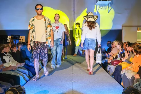 Z oblačili za na plažo so vsaj na modni brvi pričarali poletno vzdu&scaron;je. / Foto: Tina Dokl