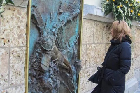 Na začetku izrednega svetega leta usmiljenja je ljubljanski nad&scaron;kof metropolit msgr. Stanislav Zore 1. januarja leta 2016 svečano odprl sveta vrata v Marijini baziliki na Brezjah. Oblikoval jih je arhitekt Matija Suhadolc, oblikoval kipar Mirsad Begić, vlil pa livar Borut Kam&scaron;ek. / Foto: Jože Ko&scaron;njek