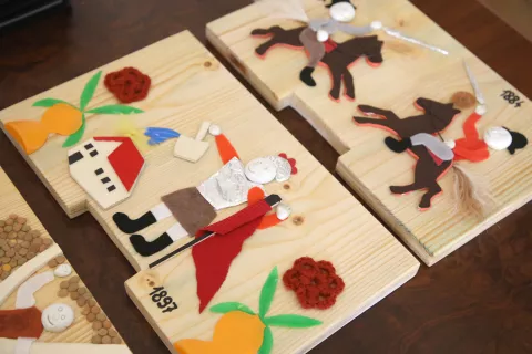 donacija Čebelarski muzej Radovlji&scaron;ke občine &scaron;tudentke inkluzivne pedagogike Pedago&scaron;ka fakulteta Univerze na Primorskem panjske končnice slikanica Marjana Mančka Dnevnik čebelice Medke Radovljicapripomočki za slepe / Foto: Gorazd Kavčič