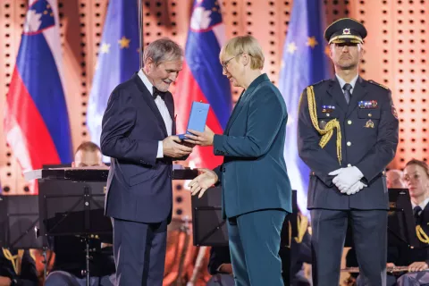 Ladislav Jir&aacute;sko prejema red za zasluge iz rok predsednice republike Nata&scaron;e Pirc Musar. / Foto: Neboj&scaron;a Tejić/sta