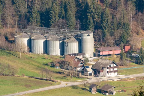 Silosi v Dolenji vasi, v katerih je Zavod RS za blagovne rezerve skladiščil žito, ostajajo zaprti. / Foto: Simon Benedičič