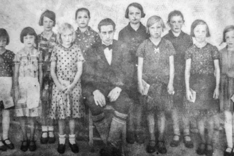 Cerkveni pevski zbor leta 1933. Z leve proti desni: Mangeljčeva Marica, Pažbarjeva&laquo; Jerca, Pstotova Angela (zgoraj), Ulčarjeva Angelca, Gerjupova Olga (zgoraj), organist, Kajdonova Francka (zgoraj), Trseglavova Angelca, Kurejova Cila (zgoraj), &Scaron;tefanova Mara, Kurejova Anica / Foto:   