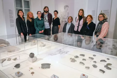Svetinje in črepinje odprtje razstave grad Khislstein nova, občasna, arheolo&scaron;ka razstava posvečena arheolo&scaron;kim najdbam Tom&scaron;ičeve ulice v Kranju Gorenjske muzej / Foto: Tina Dokl