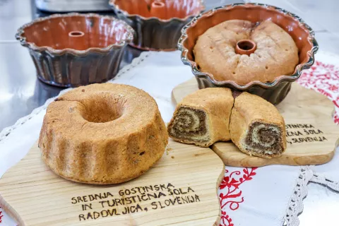 V Vatikan so poslali dve potici, eno za papeža Franči&scaron;ka in drugo za slovensko veleposlani&scaron;tvo. / Foto: Tina Dokl