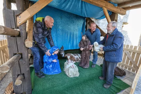 postavljanje Jaslic pred Ka&scaron;čo &Scaron;kofja loka / Foto: Tina Dokl