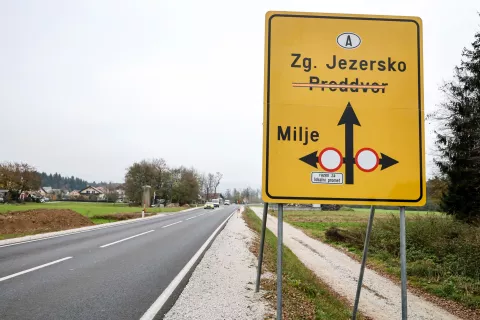 Izvoz na Miljah na državni cesti Britof&ndash;Hotemaže ni več omejen samo za lokalni&nbsp;promet. / Foto: Tina Dokl