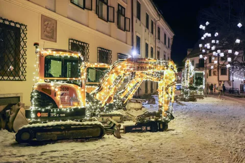 Kljub temu, da je sredi&scaron;če &Scaron;kofje Loke gradbi&scaron;če, v tem času tam na delovnih strojih svetijio praznične lučke./ Foto: Tina Dokl