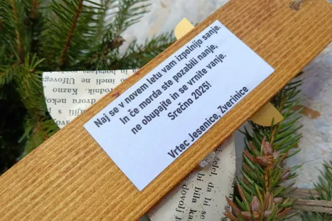 Ena od obe&scaron;ank z vo&scaron;čilom, ki so jih otroci iz vrtca delili sokrajanom