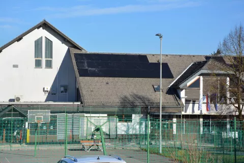 V preteklih dneh je bila zaključena naložba v sončni elektrarni na vrtcu in podružnični osnovni &scaron;oli v Sori. Obratovati naj bi začeli v februarju. / Foto: arhiv Občine Medvode