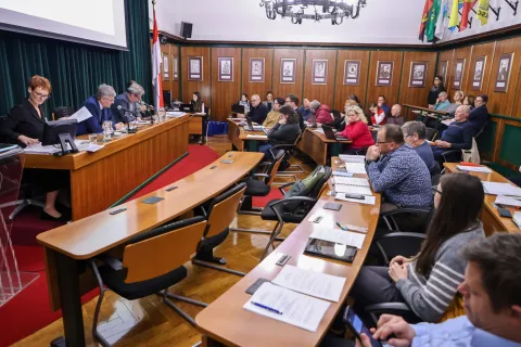 Na zadnji leto&scaron;nji seji so radovlji&scaron;ki občinski svetniki potrdili proračun občine za prihodnje leto. / Foto: Tina Dokl