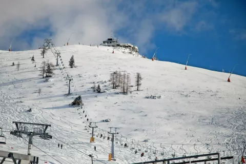 Smučati je od danes spet mogoče tudi na smuči&scaron;ču Krvavec. / Foto: Ale&scaron; Senožetnik / Foto: 