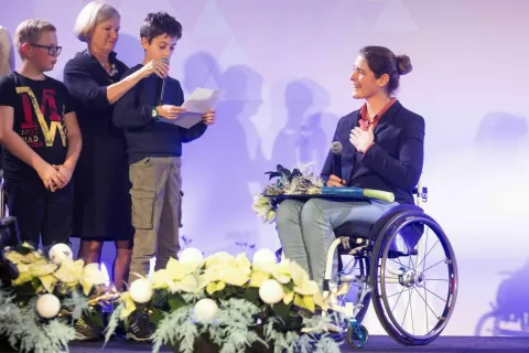 Prireditelji večera so vsakemu dobitniku najprestižnej&scaron;ih nagrad namenili posebno presenečenje. Živa Lavrinc je spoznala otroke z bolni&scaron;ničnega oddelka O&Scaron; Ledina Ljubljana, ki so ji pred igrami napisali knjižico dobrih misli in bila ganjena. / Foto: Arhiv &Scaron;is-spk, Vid Ponikvar/sportida