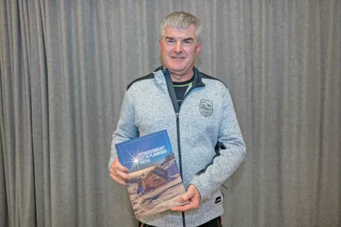 Predsednik Planinskega dru&scaron;tva Bled Rado Urevc z novoizdanim zbornikom Petinsedemdeset let po planinskih poteh / Foto: Primož Pičulin