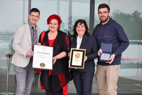 zlata priznanja za odličnost s področja pekarstva GZS-Zbornica kmetijskih in živilskih podjetij, Brdo pri Kranju na fotografiji z leve Rok Dolžan vodja splošnih služb, Beti Vahtar vodja proizvodnje, Ema Pogačar lastnica in direktorica Conditus, Aleš Guzelj namestnik direktorice / Foto: Tina Dokl