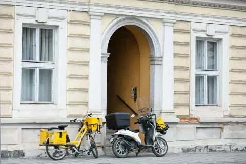 poštar pošta / Foto: Tina Dokl