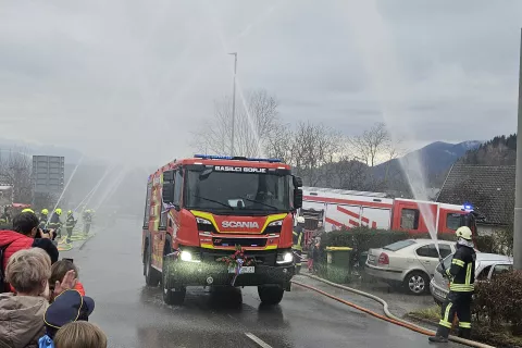 Novo vozilo so pospremili z gasilskim špalirjem. / Foto: Nika Toporiš