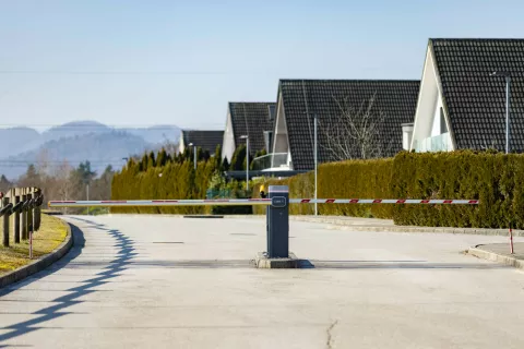 Na vstopu v elitno naselje Brezovec je zapornica – na cesti, ki je v lasti Občine Medvode. / Foto: Peter Košenina