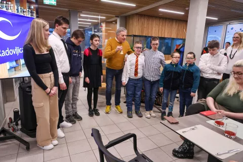 Dobrodelno dražbo je v družbi paraplavalcev odprl Ciril Globočnik, župan Občine Radovljica. / Foto: Tina Dokl