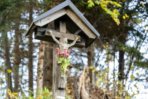Simbolična fotografija križ / Foto: Nik Bertoncelj