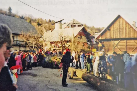 V Zasipu ohranjajo običaj vleke ploha, pustne šege, ki simbolizira poroko. / Foto: Arhiv Avtorice