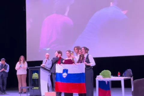 Slovenska nacionalna debatna ekipa je osvojila naslov evropske srednješolske prvakinje v debatiranju. Lara Livaković Kočevar je prva z leve. / Foto: Osebni Arhiv