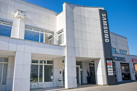 Na lestvici je tudi kranjska družba Janus Trade v lasti Ram holdinga, ki je v petdesetodstotni lasti Zvonke in Franja Žnidarja. / Foto: Primož Pičulin