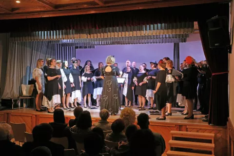 Mešani pevski zbor Odmev Kamnik je na Jezerskem nastopil prvo soboto v marcu. / Foto: Alenka Brun