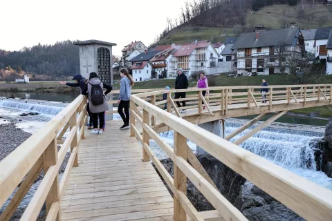 Hudičeva brv je od minulega tedna spet odprta, uradna slovesnost pa bo jutri ob 19. uri. / Foto: Tina Dokl