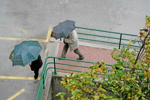 Tokratno deževje bo dolgotrajno, zato je priporočljivo redno spremljati lokalno vremensko dogajanje. / Foto: Gorazd Kavčič / Foto: 