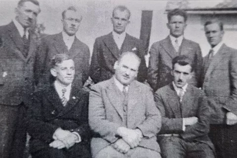 Odbor KD Zasip oktobra 1934. Stojijo: Franc Vogelnik, Anton Trseglav, Franc Primožič, Jože Primožič, Franc Bergant. Sedijo: Miha Frčej, Janez Ulčar, Franc Pavlič. / Foto: Arhiv Avtorice