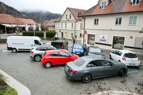 Namen novega parkirnega režima je izboljšati dostopnost in pretočnost parkirnih mest v Kamniku. / Foto: Tina Dokl