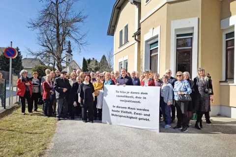 Člani Kluba koroških Slovencev iz Ljubljane pred dvojezičnimi jaslimi v Borovljah. V sredini lastnik hiše dr. Danijel Wutti. / Foto: Jože Košnjek