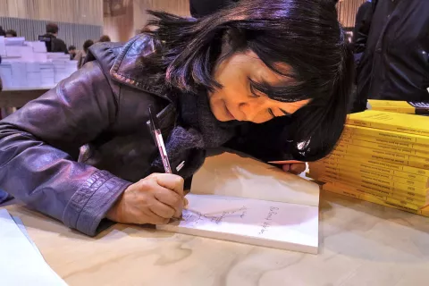  V Berlinu živeča japonska pisateljica Yoko Tawada (roj. 1960 v Tokiu) podpisuje svojo knjigo, fotografija je iz leta 2012. / Foto: Wikipedija