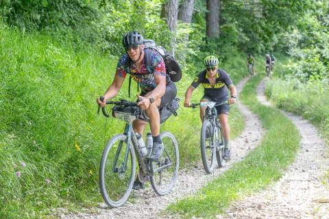Večina kolesarskih poti v osrčju Krasa je makadamskih / Foto: Tomaz Penko