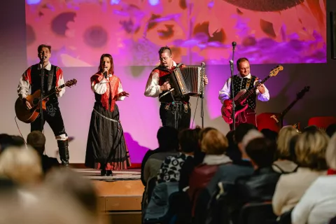 Dobrodelni koncert Nisem nevidna - koncert namenjen Tinki in Neža Tonejc, Osnovna šola Toneta Čufarja Jesenice.Nastopa ansambel Žibert. / Foto: Nik Bertoncelj