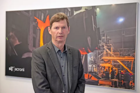 Branko Žerdoner je magister ekonomskih znanosti, glavni direktor SIJ Acronija je sedem let, prihaja s Koroškega, a živi na Gorenjskem. Pravi, da so ga Gorenjci dobro sprejeli. / Foto: Nik Bertoncelj