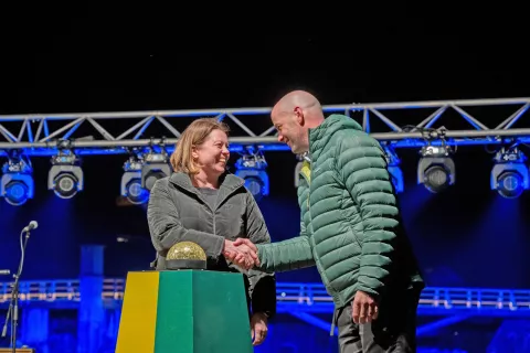 Ob uradnem odprtju Hudičeve brvi sta si v roke segla državna sekretarka na ministrstvu za naravne vire in prostor Lidija Kegljevič Zagorc ter župan Občine Škofja Loka Tine Radinja. / Foto: Primož Pičulin