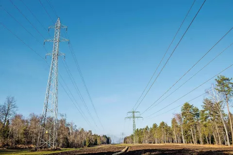 Sprememba sistema obračunavanja omrežnine zaradi zvišanja stroškov za električno energijo občutno posega v poslovanje podjetij, opozarjajo delodajalci. / Foto: Primož Pičulin, arhiv Gorenjskega glasa