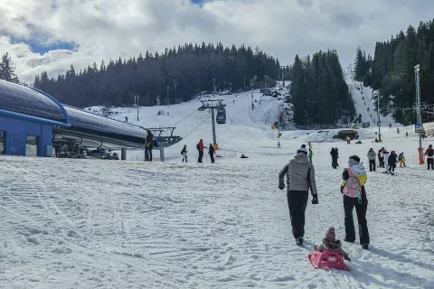 Na smučišču je vladal pravi zimski vrvež. Smučarji in deskarji so se spuščali po belih strminah, pri gondoli je odmevala glasba, terase lokalov pa so bile polne. / Foto: Nika Toporiš
