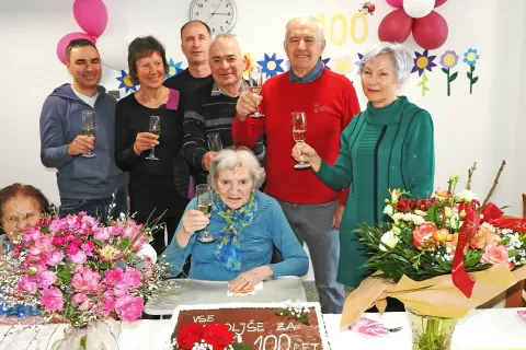 Dušica Lovšin s sorodniki in torto / Foto: Janez Kuhar