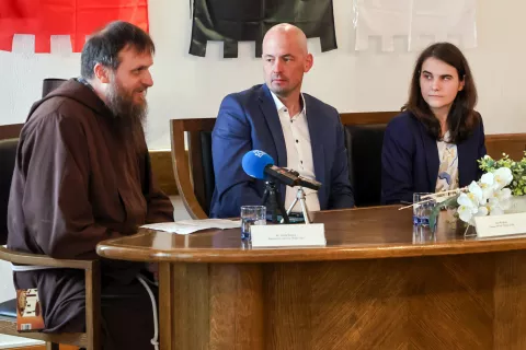 Letošnje prireditve ob Dnevih Škofjeloškega pasijona so predstavili Jurij Štravs iz Kapucinskega samostana Škofja Loka, župan Občine Škofja Loka Tine Radinja in koordinatorka programa Ema Nunar. / Foto: Tina Dokl