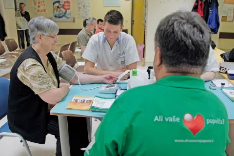 V Splošni bolnišnici Jesenice so prejšnji petek brezplačno merili krvni tlak in krvni sladkor ter obiskovalce osveščali o srčnem popuščanju. Da ne pride do bolezni oziroma da jo lažje obvladujejo, ljudje največ lahko naredijo sami: da z dovolj redne telesne aktivnosti krepijo srce in ožilje, da skrbijo za zdravo prehrano, ne kadijo, potrebno je tudi redno spremljanje telesne teže in krvnega tlaka ter srčnega utripa. / Foto: Gorazd Kavčič / Foto: 