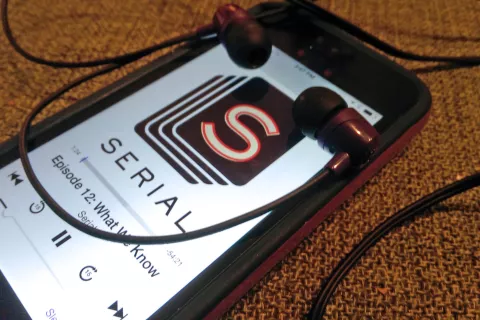 Pogled na pametni telefon, na katerem se pravkar predvaja nova epizoda podkasta. / Foto: Wikipedija