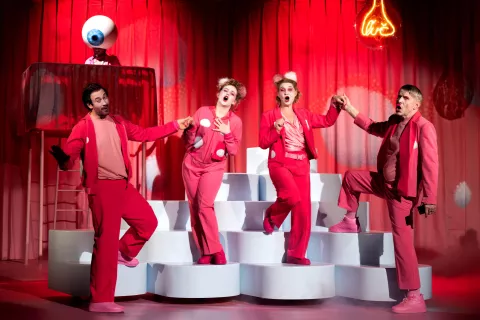 Utrinek iz uvodna predstave 55. Tedna slovenske drame, premiere vesele tragedije Gospodarji neumnosti. / Foto: Nada Žgank