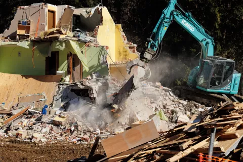 Na Poljani pri Prevaljah so izvedli prvo načrtovano rušenje objekta po ujmi avgusta 2023. / Foto: Nebojša Tejić/STA