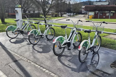 Po Škofji Loki se je spet moč voziti tudi z električnimi kolesi iz sistema eKOLOka. / Foto: Vilma Stanovnik