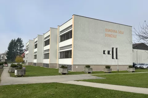 Počitniško delo mladih bo potekalo v domžalskih šolah in vrtcih, kjer bodo pomagali pri urejanju okolice, čiščenju prostorov ter pri hišniških opravilih. / Foto: Peter Šalamon