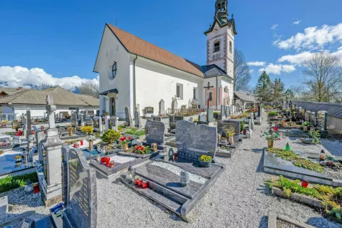 Kdaj bo širitev pokopališča v Ribnem dejansko stekla, župan Anton Mežan še ne more napovedati. / Foto: Nik Bertoncelj